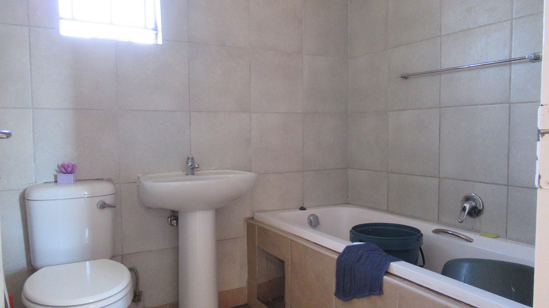 Bathroom 1 - 4 square meters of property in Savanna City