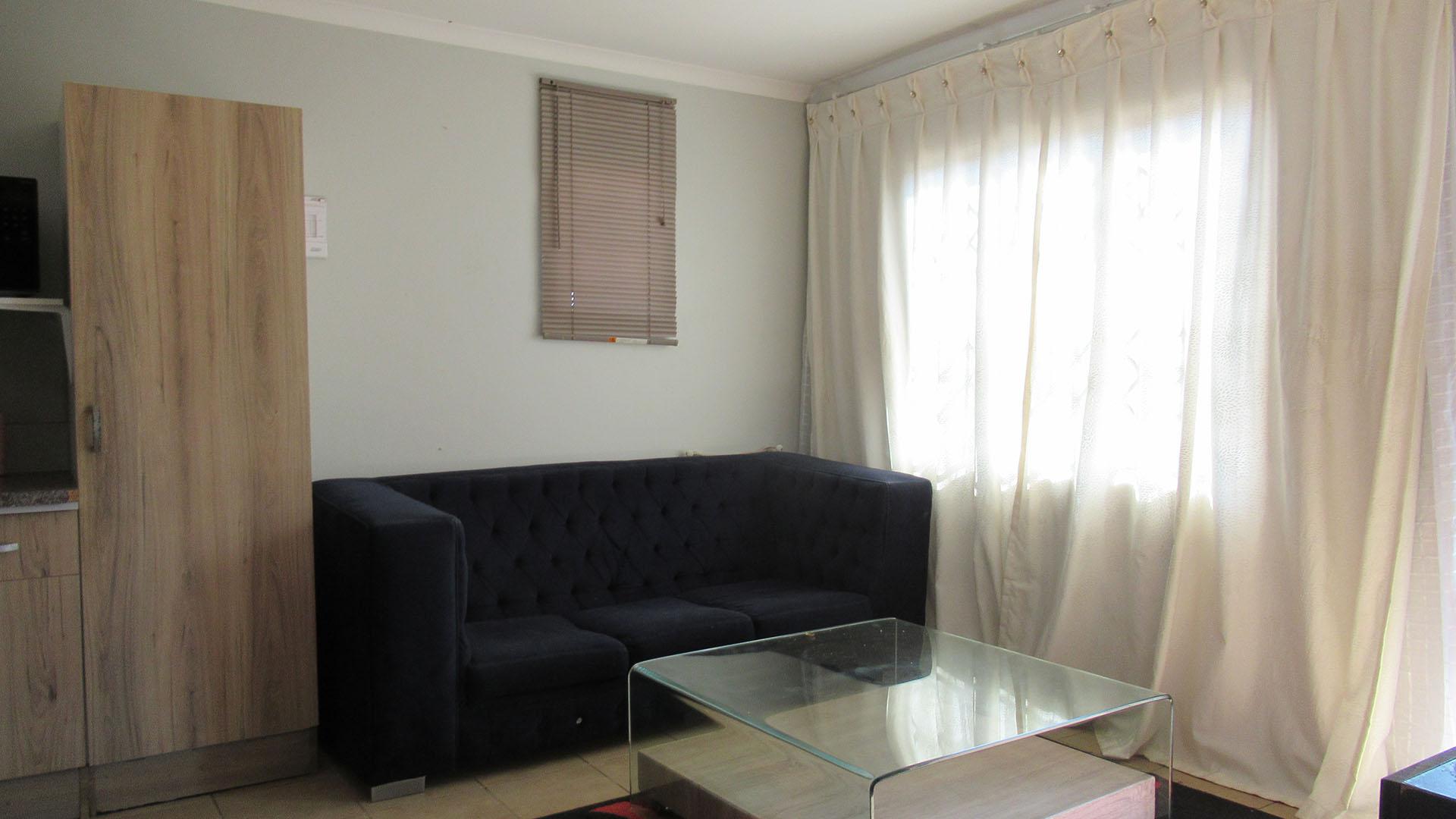 Lounges - 14 square meters of property in Savanna City