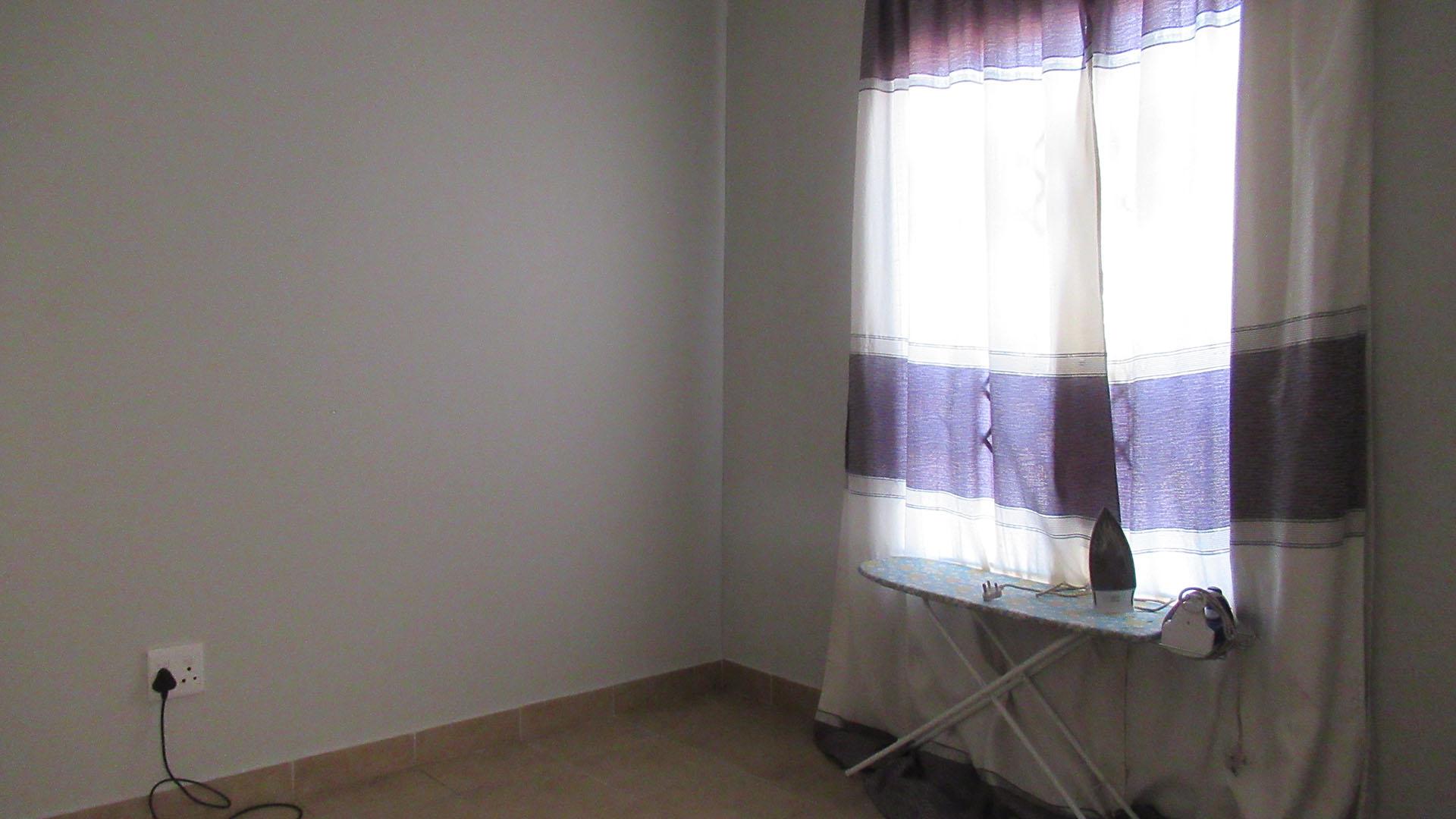Bed Room 1 - 12 square meters of property in Savanna City