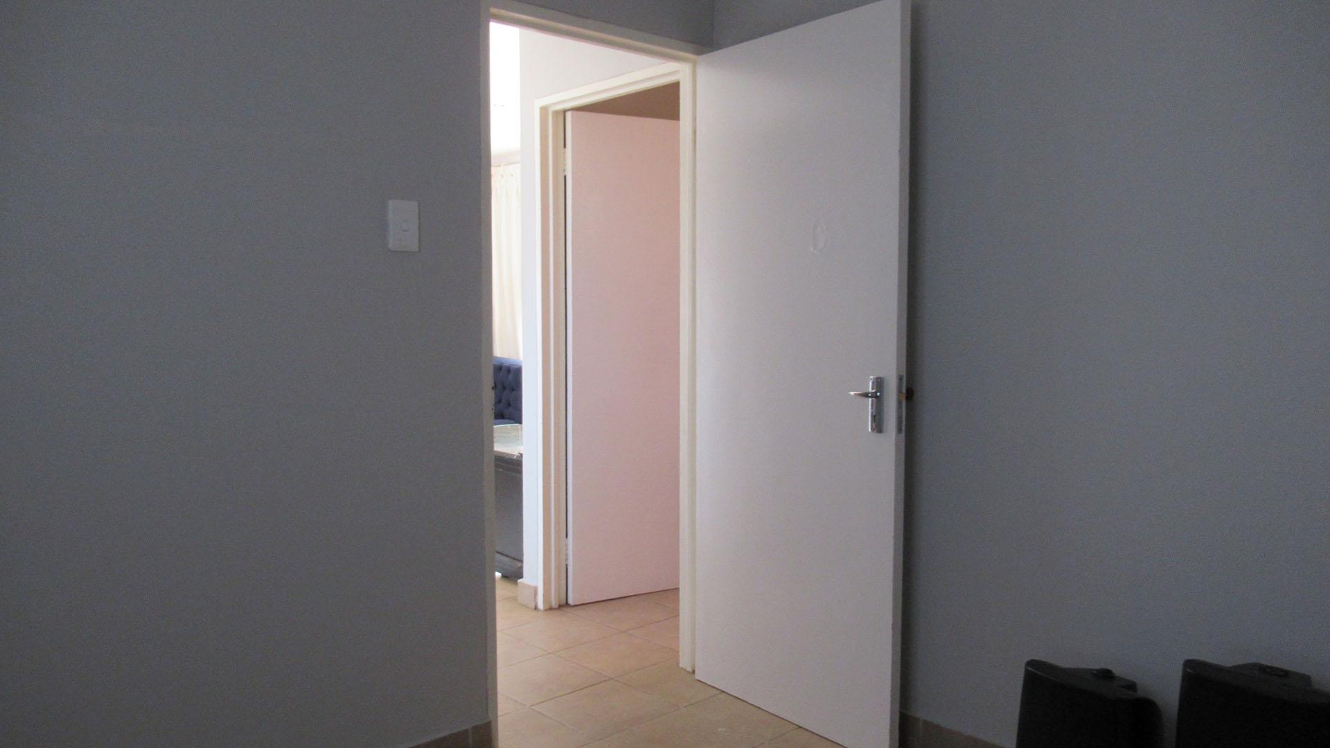 Bed Room 1 - 12 square meters of property in Savanna City