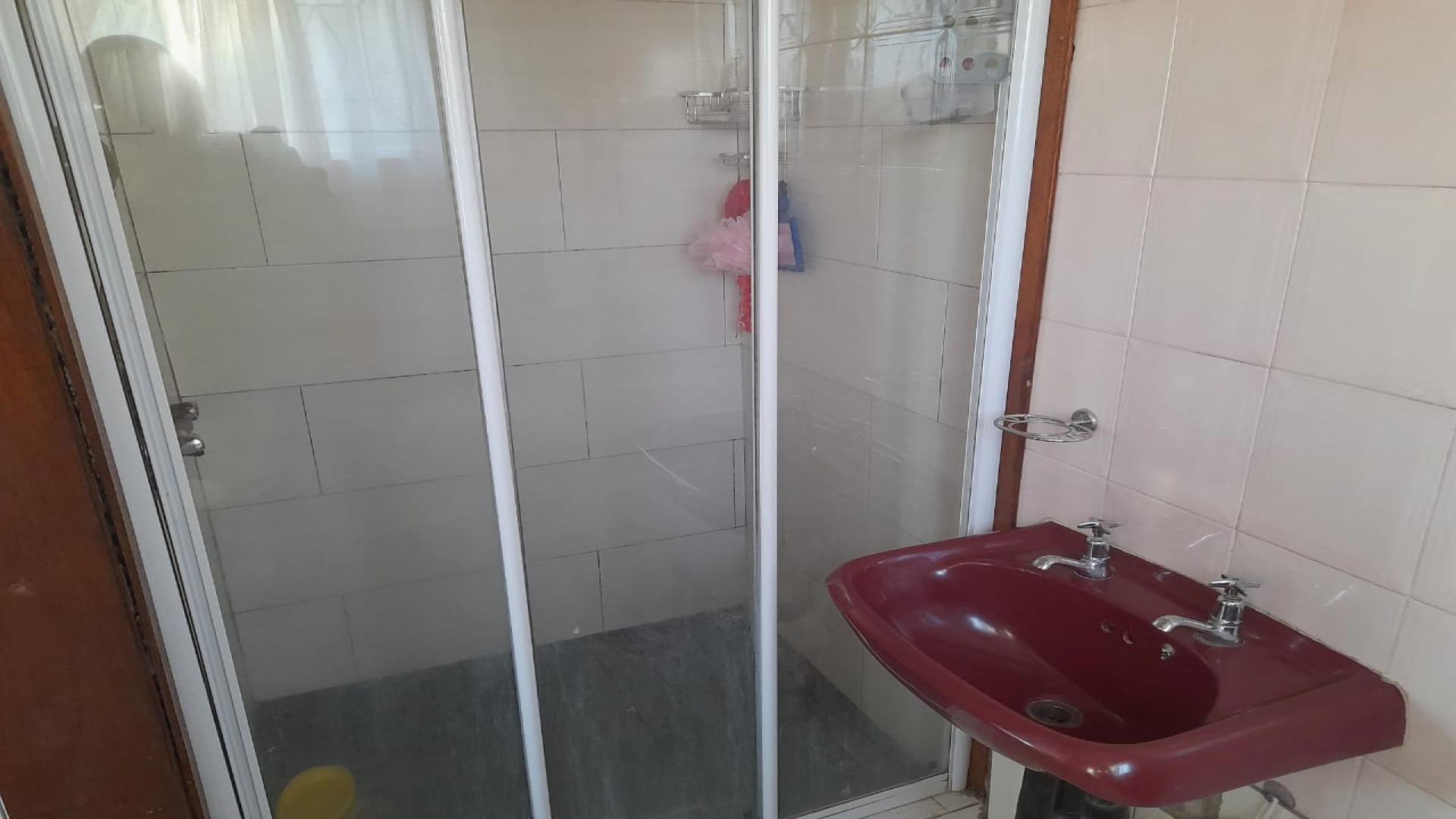 Bathroom 1 of property in La Mercy