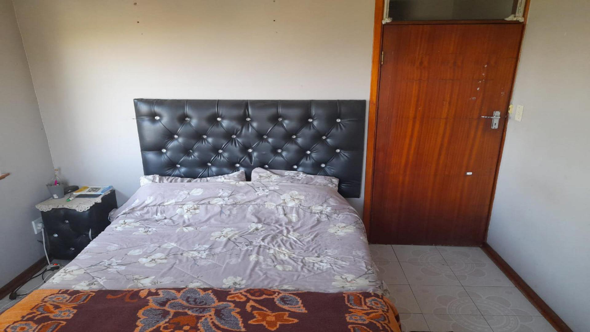 Bed Room 1 of property in La Mercy