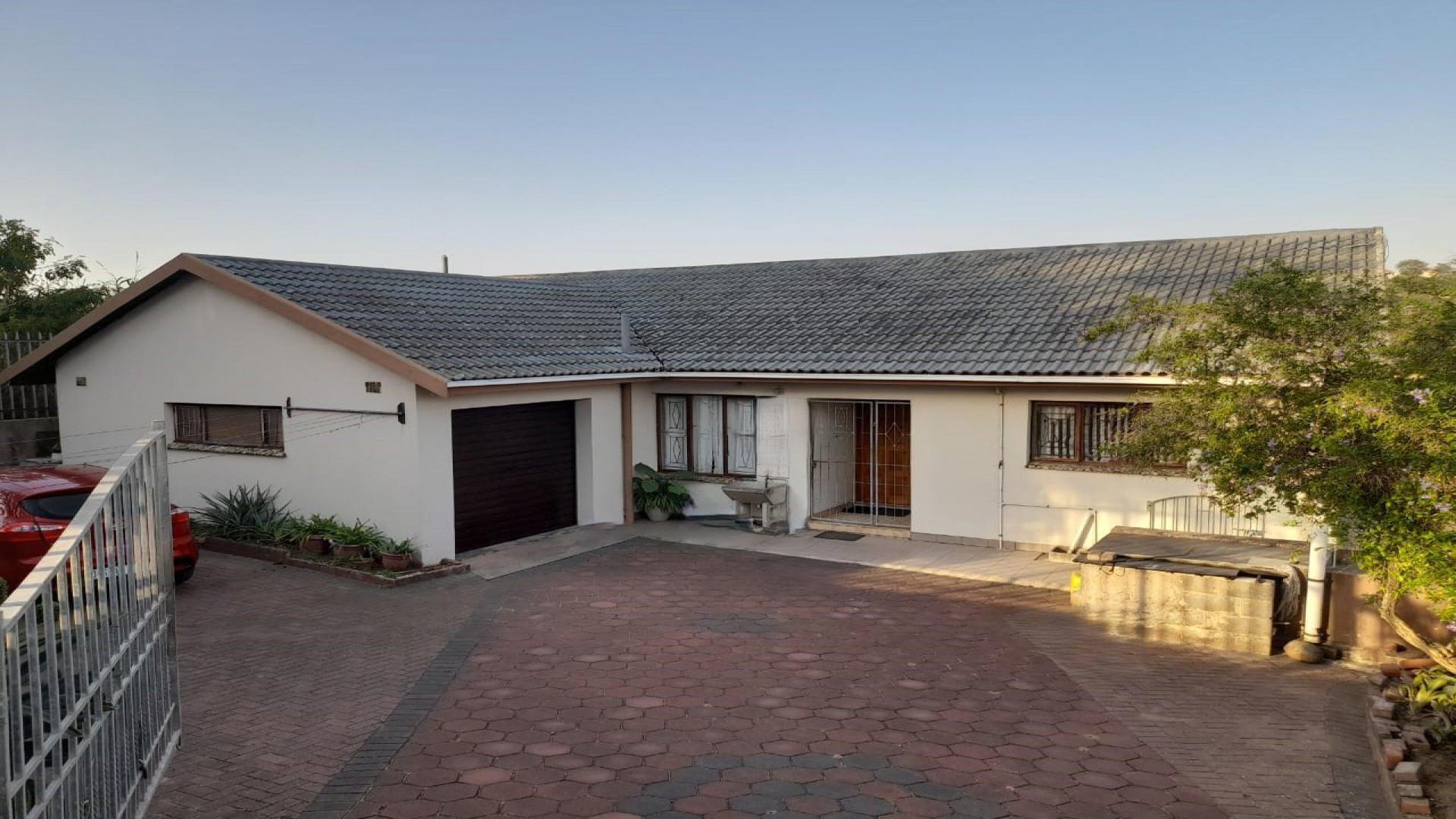 Front View of property in La Mercy