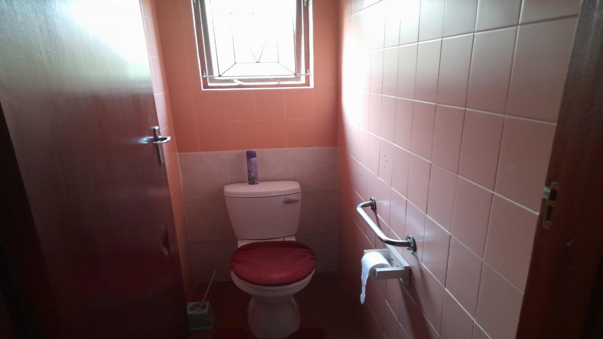 Bathroom 2 of property in La Mercy