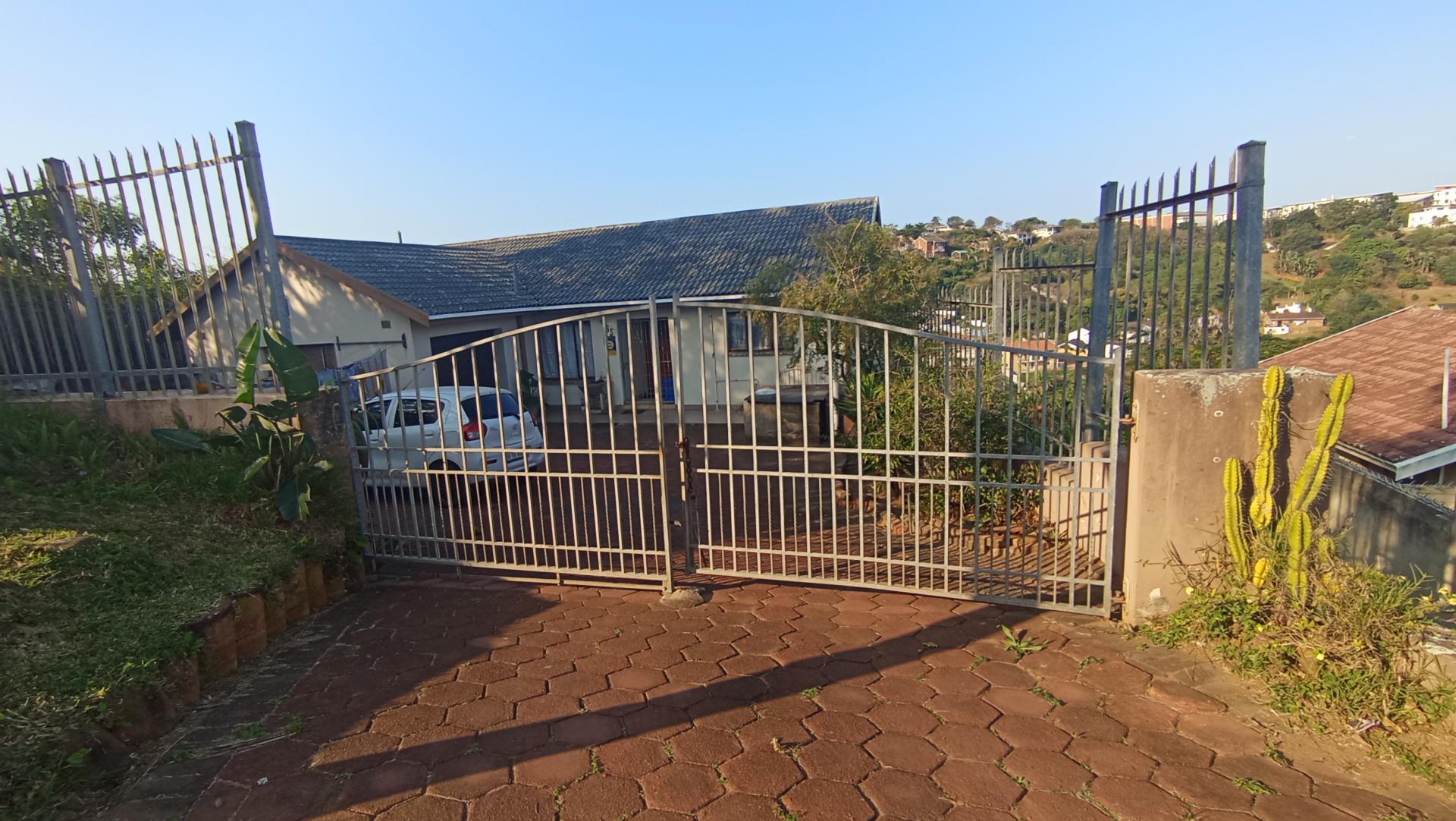 Front View of property in La Mercy