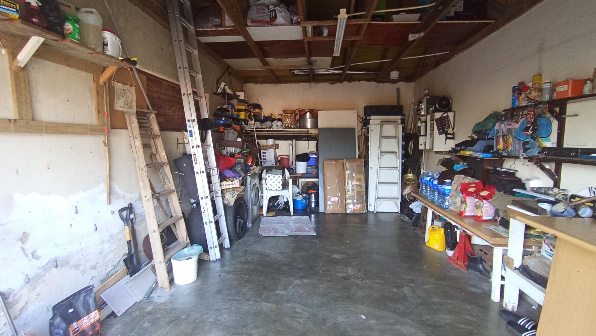 Garage - 27 square meters of property in La Mercy