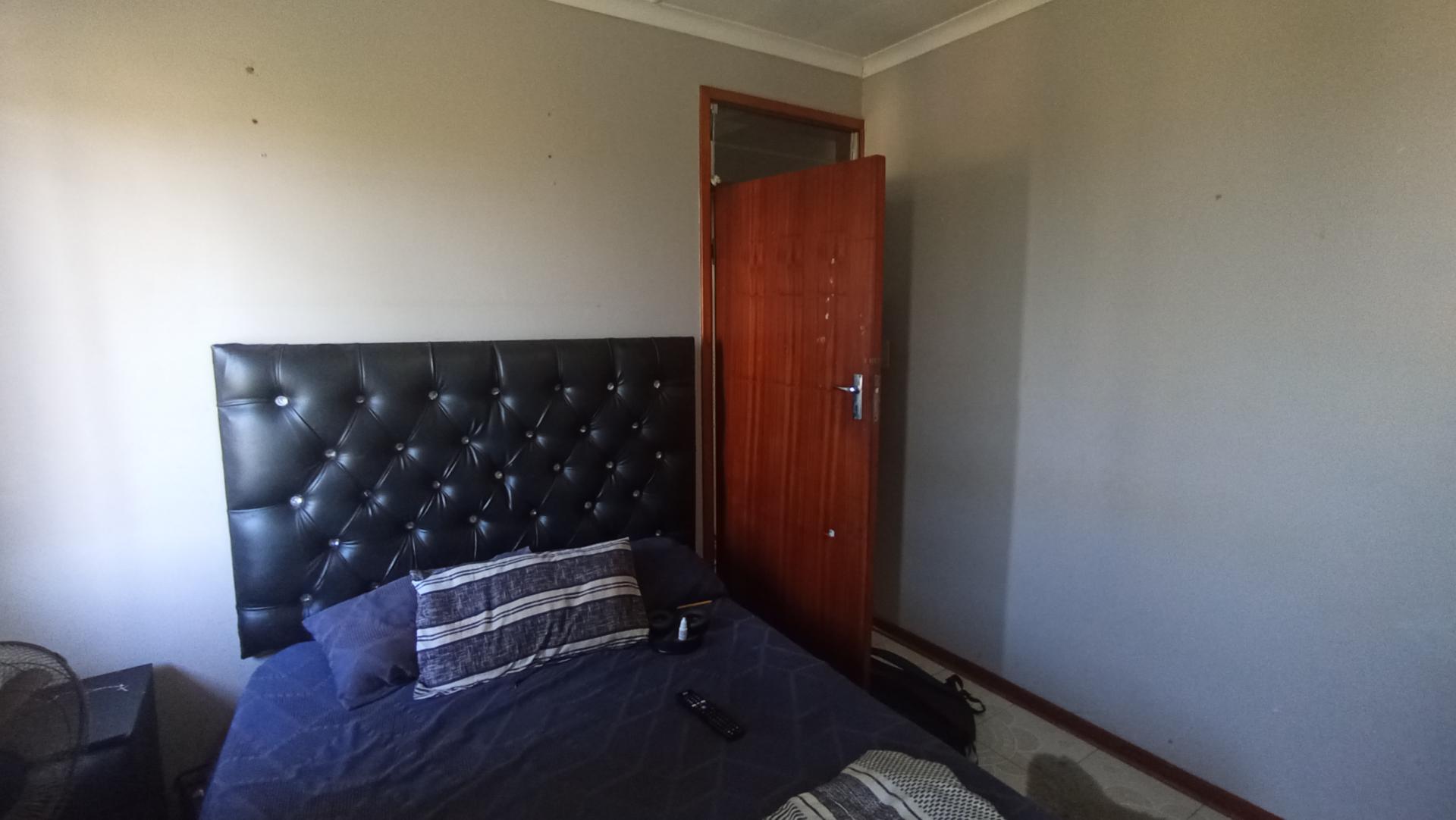 Bed Room 1 - 11 square meters of property in La Mercy