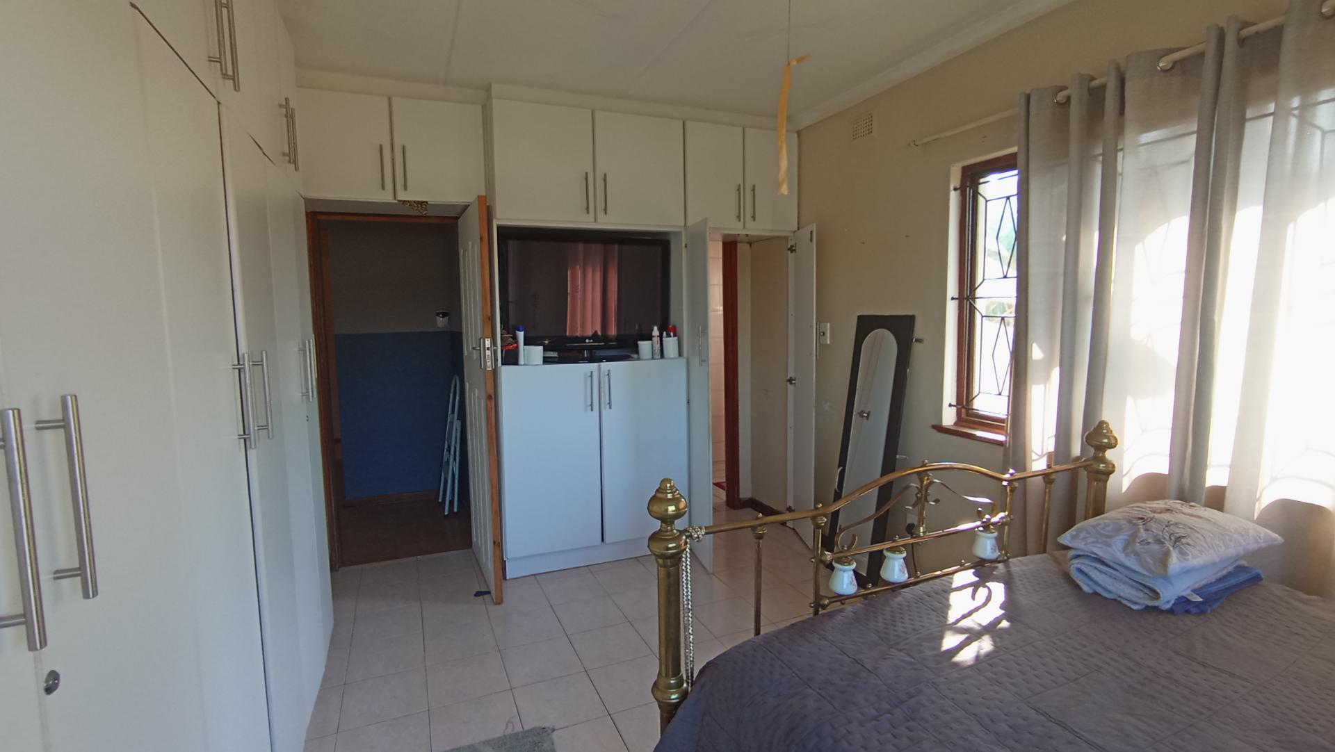 Main Bedroom - 18 square meters of property in La Mercy