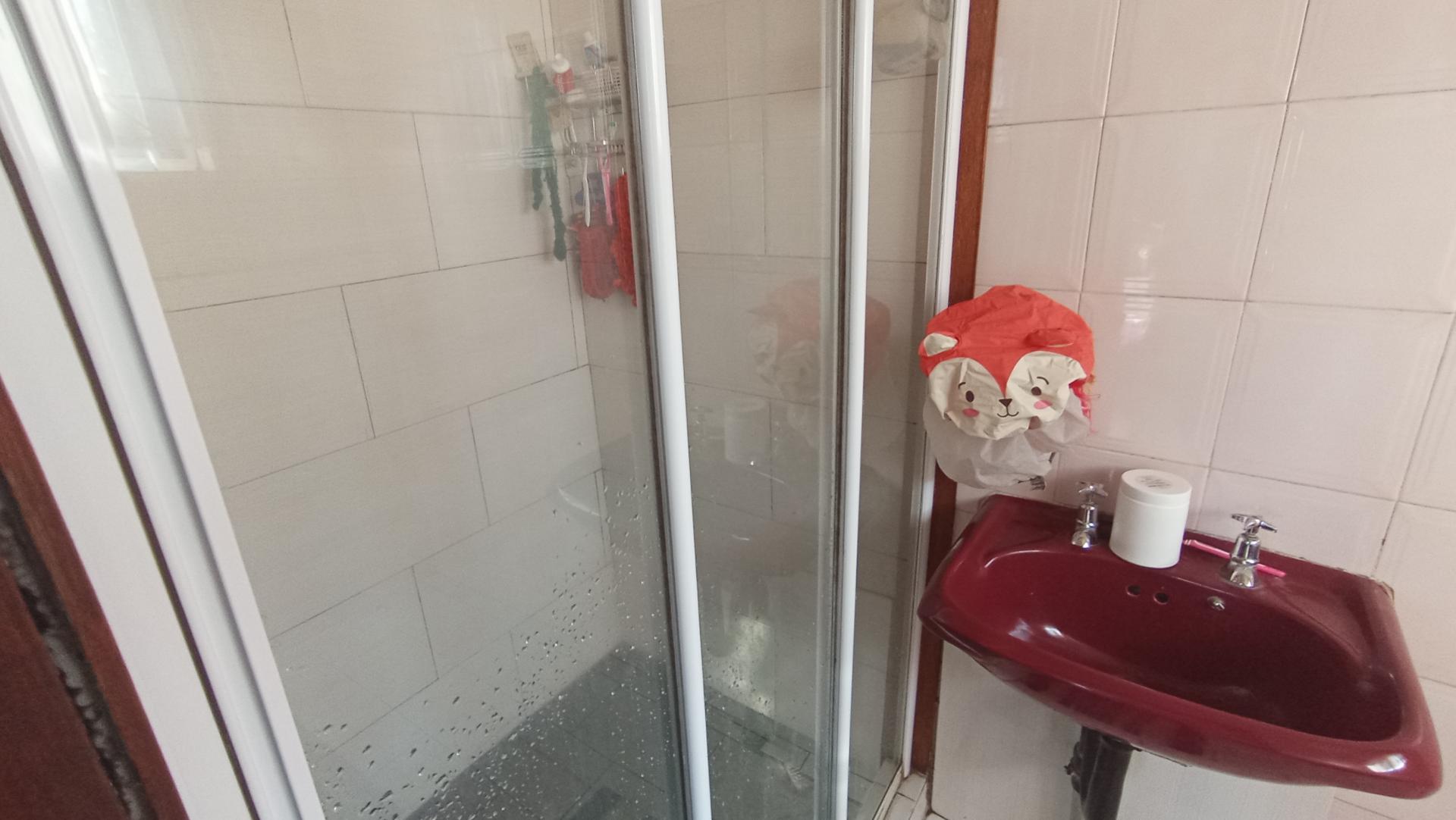 Main Bathroom - 4 square meters of property in La Mercy