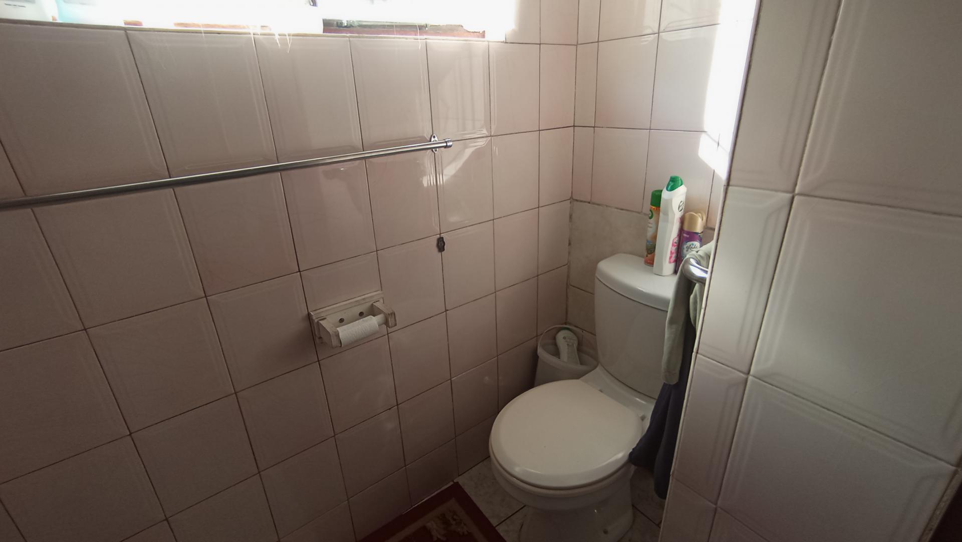 Main Bathroom - 4 square meters of property in La Mercy