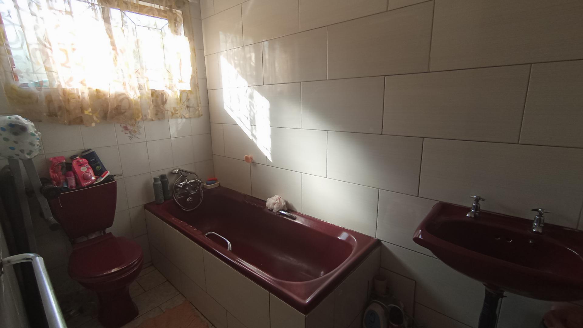 Bathroom 1 - 4 square meters of property in La Mercy