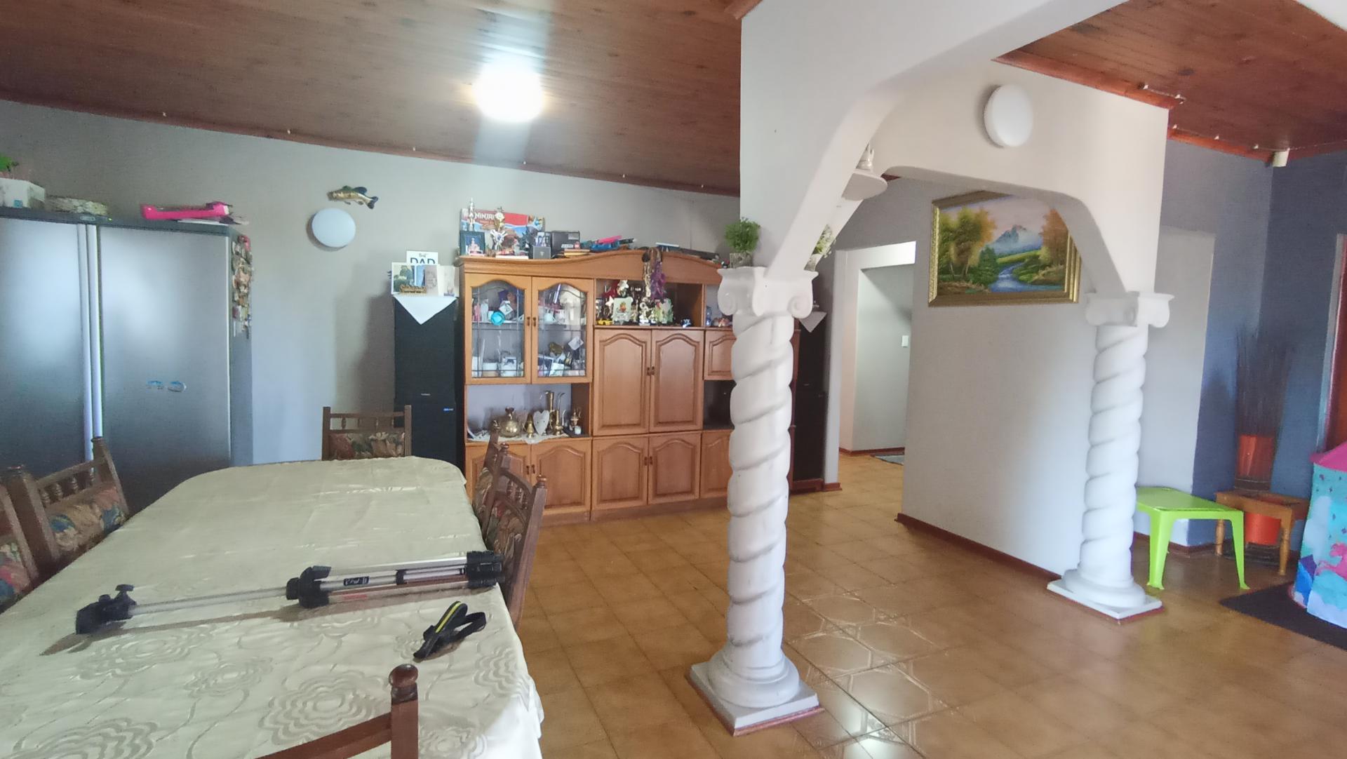 Dining Room - 22 square meters of property in La Mercy