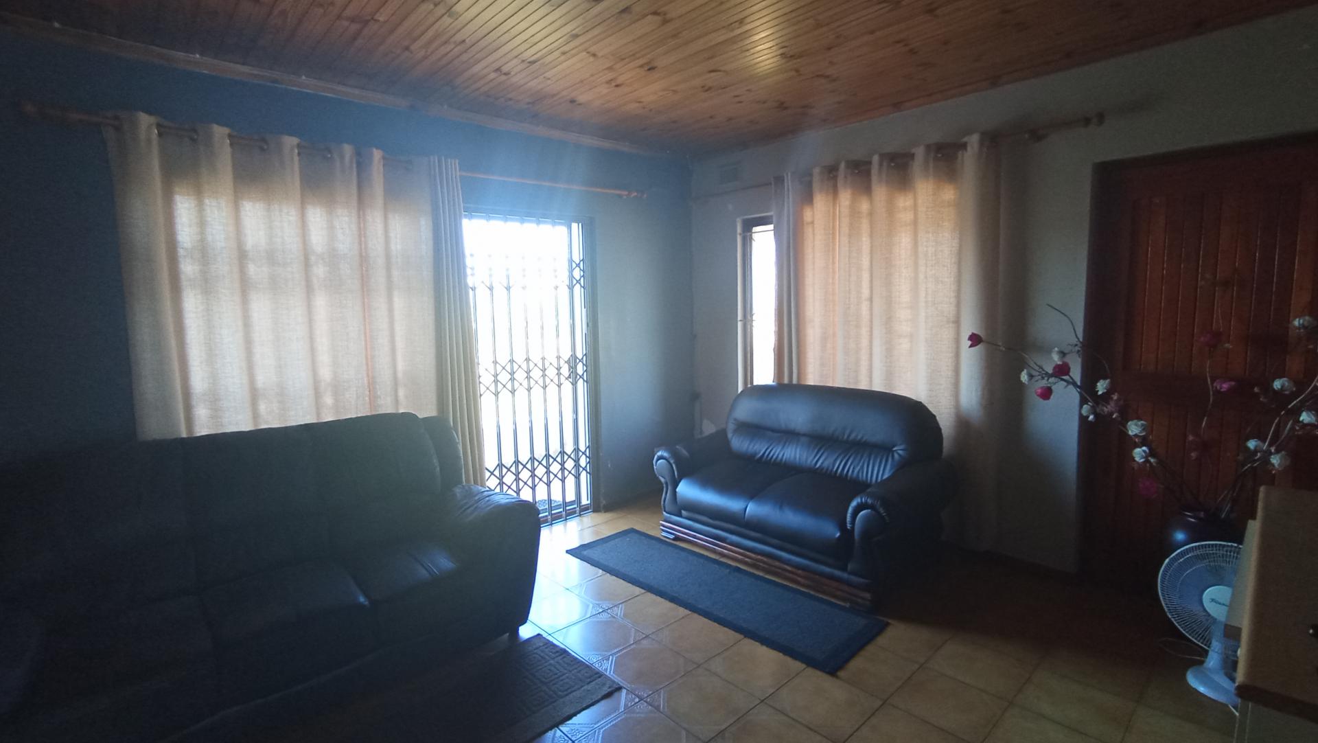 Lounges - 27 square meters of property in La Mercy