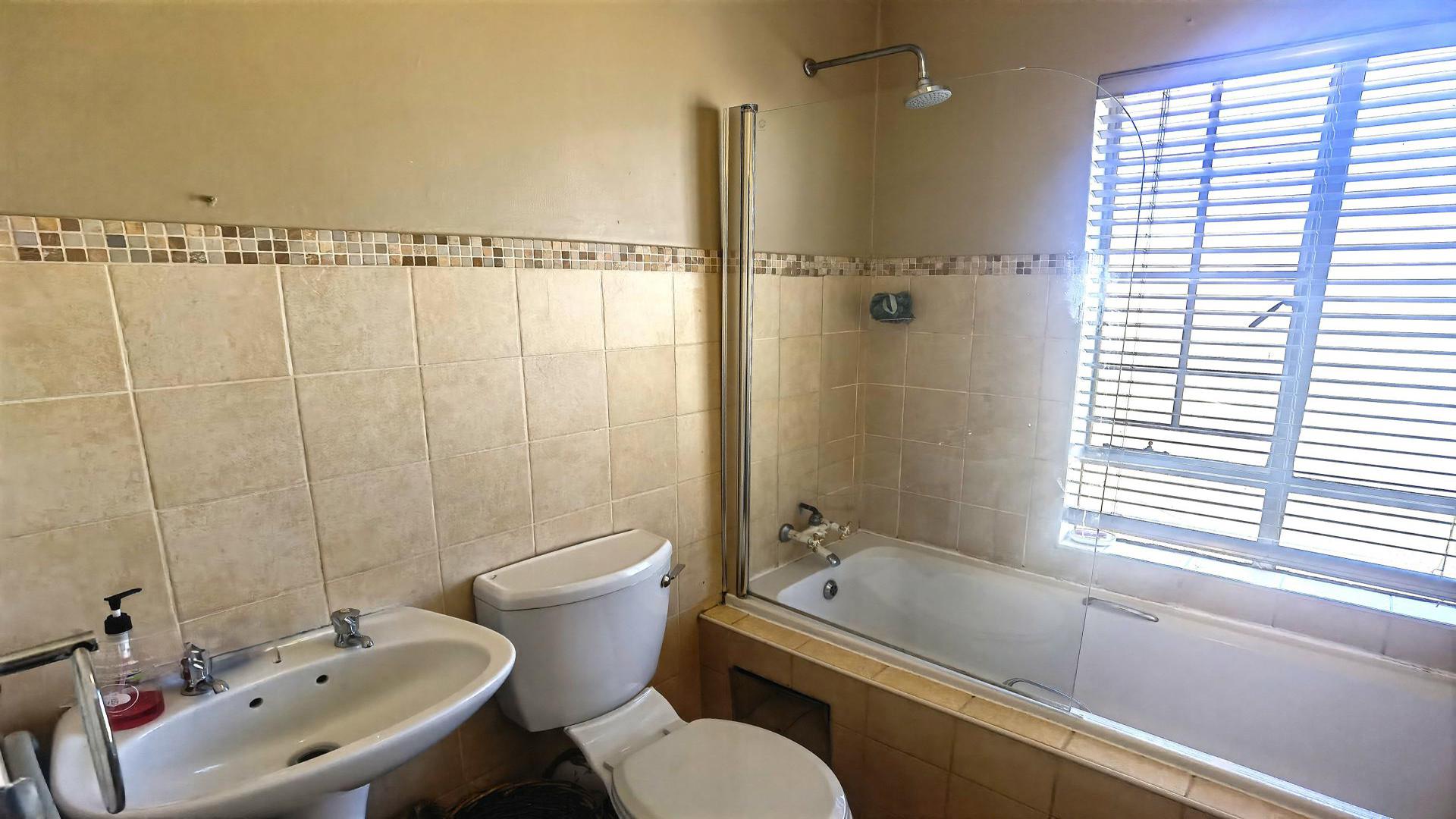 Bathroom 1 of property in Kosmosdal