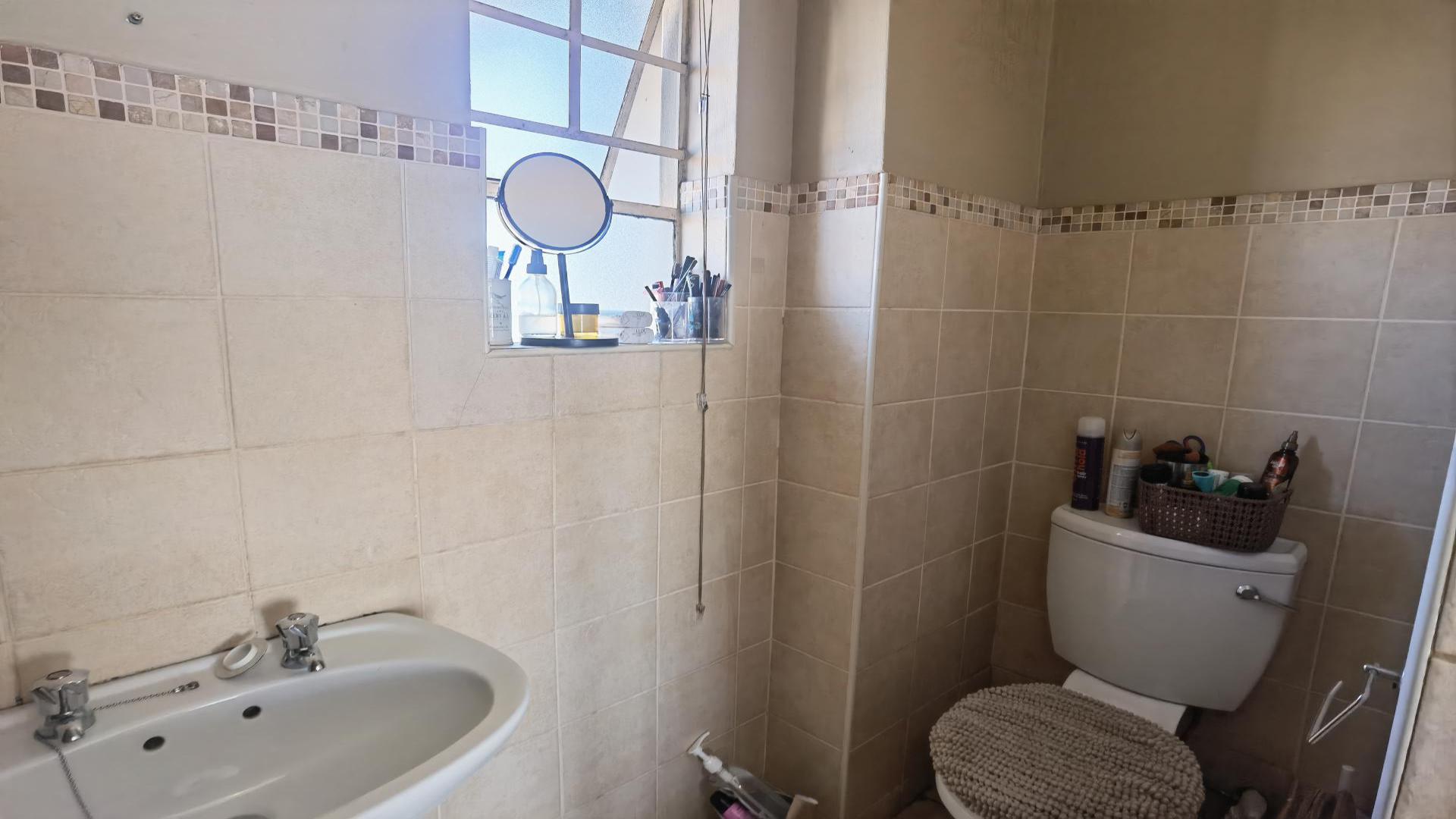 Bathroom 2 of property in Kosmosdal