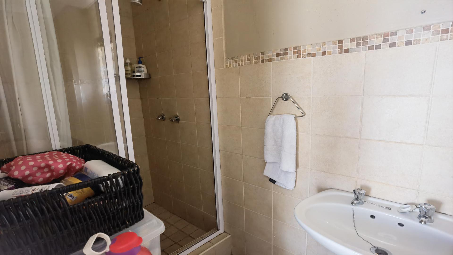 Bathroom 2 of property in Kosmosdal