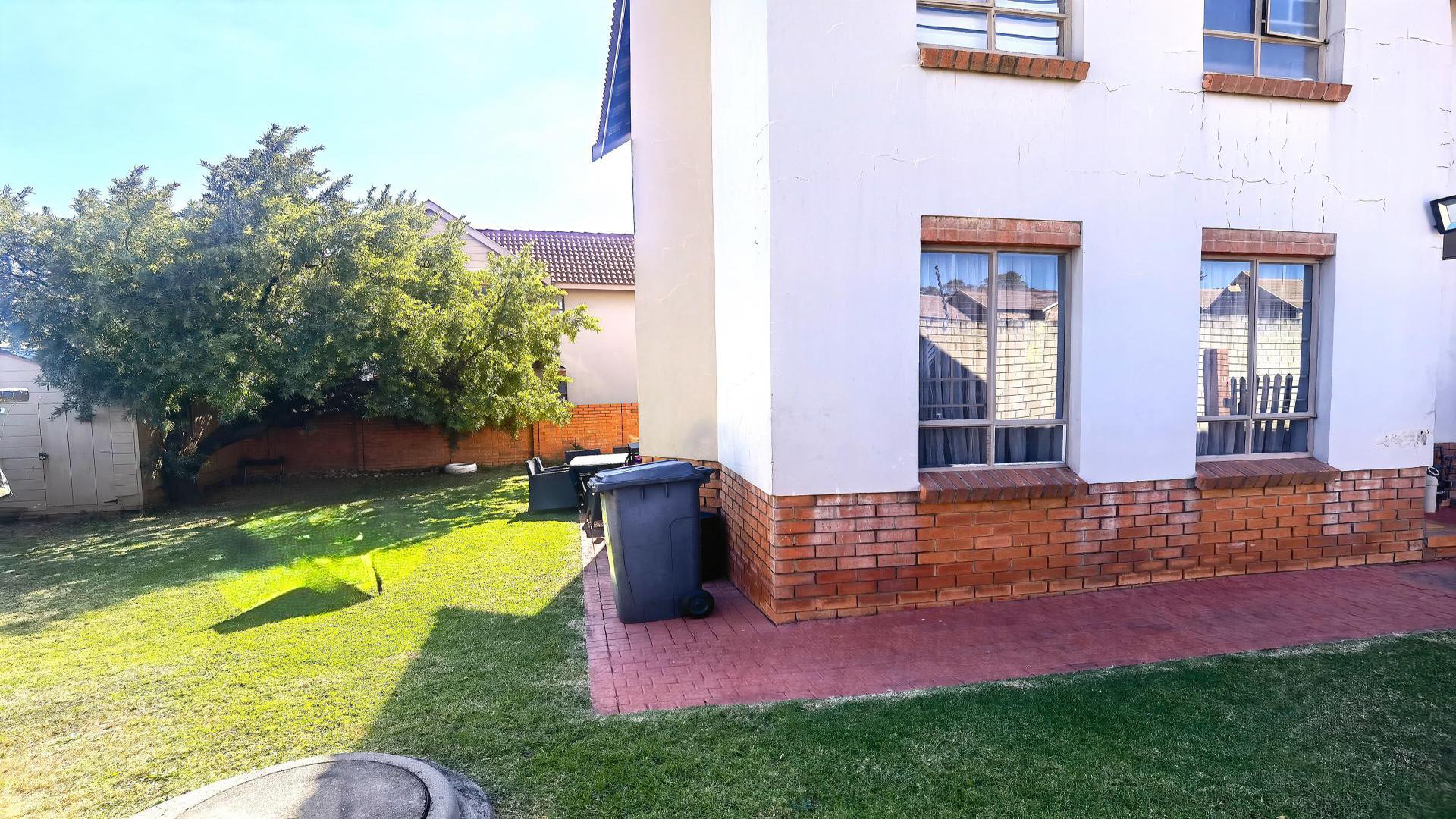 Backyard of property in Kosmosdal