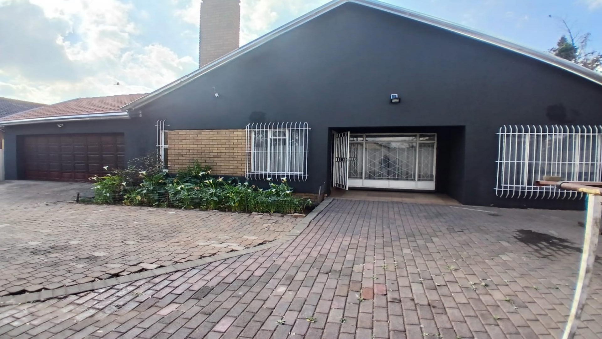 Front View of property in Roodekop