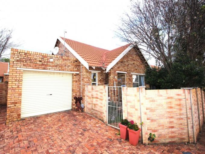 2 Bedroom Simplex for Sale For Sale in Langenhoven Park - MR715671