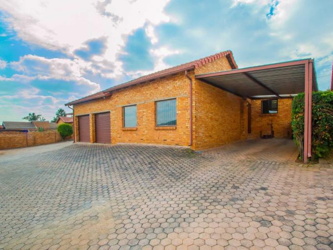2 Bedroom Simplex for Sale For Sale in Strubensvallei - MR715673
