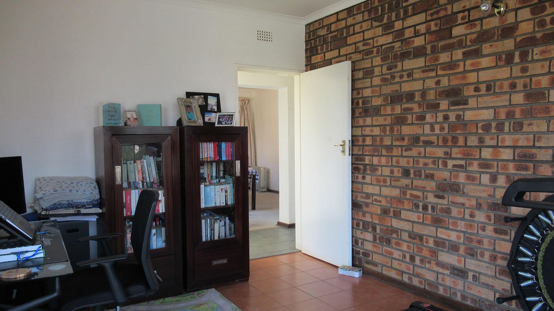 Study - 16 square meters of property in Mulbarton