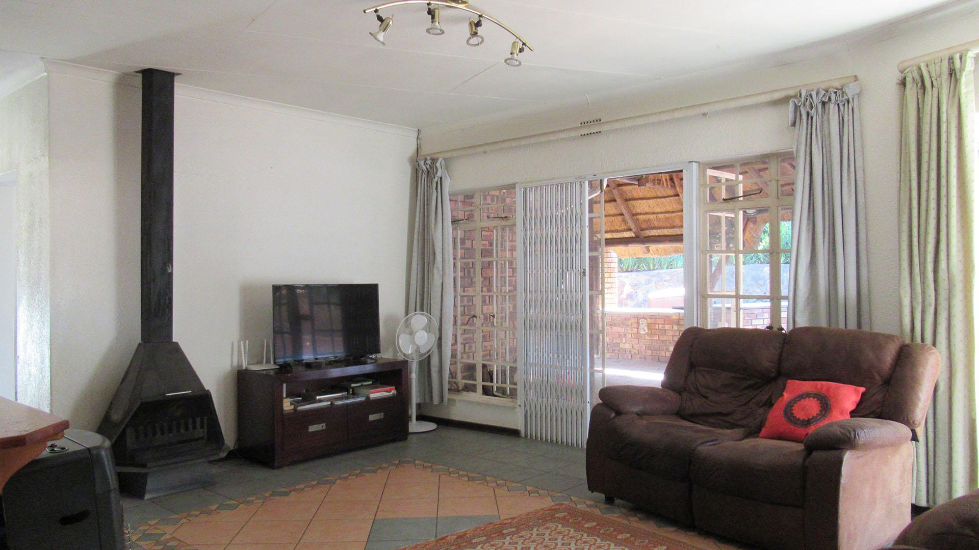 Lounges - 29 square meters of property in Mulbarton