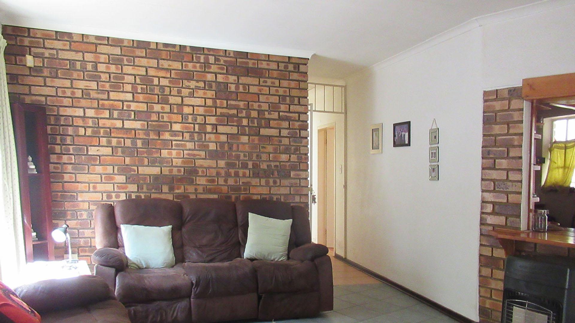 Lounges - 29 square meters of property in Mulbarton