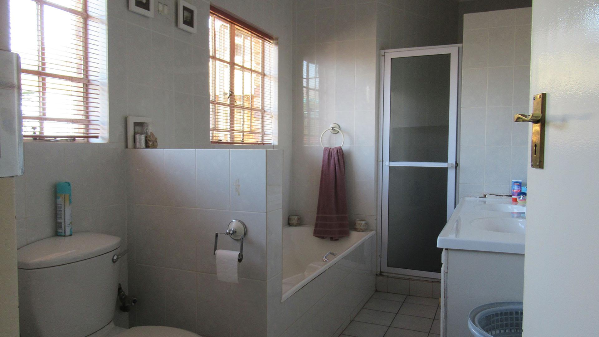 Main Bathroom - 8 square meters of property in Mulbarton