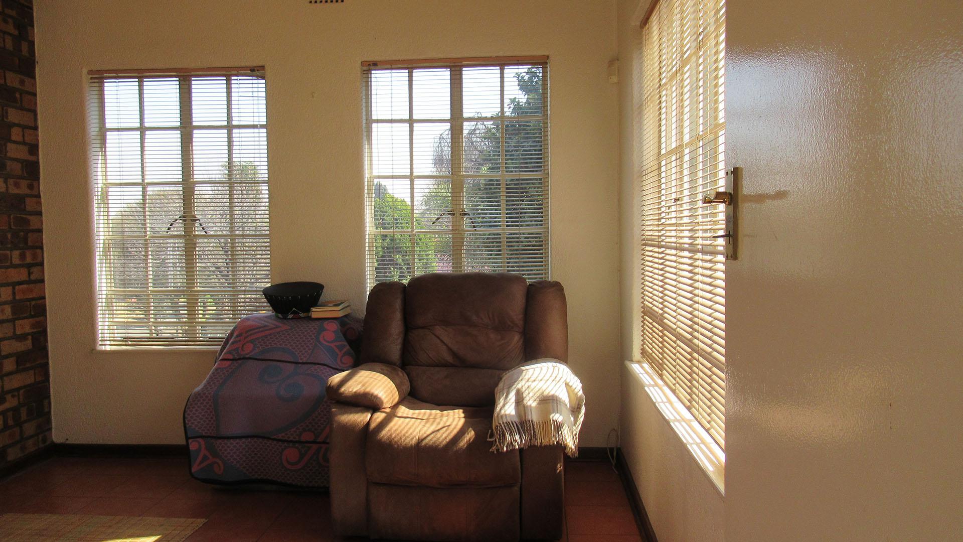 Lounges - 29 square meters of property in Mulbarton