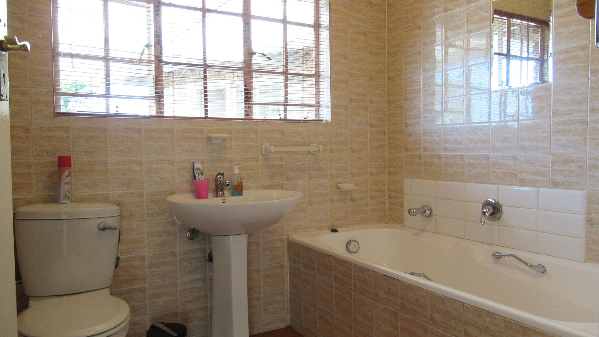 Bathroom 1 - 6 square meters of property in Mulbarton