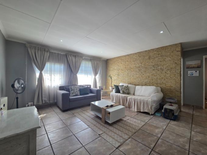 2 Bedroom Apartment for Sale For Sale in Verwoerdpark - MR715832