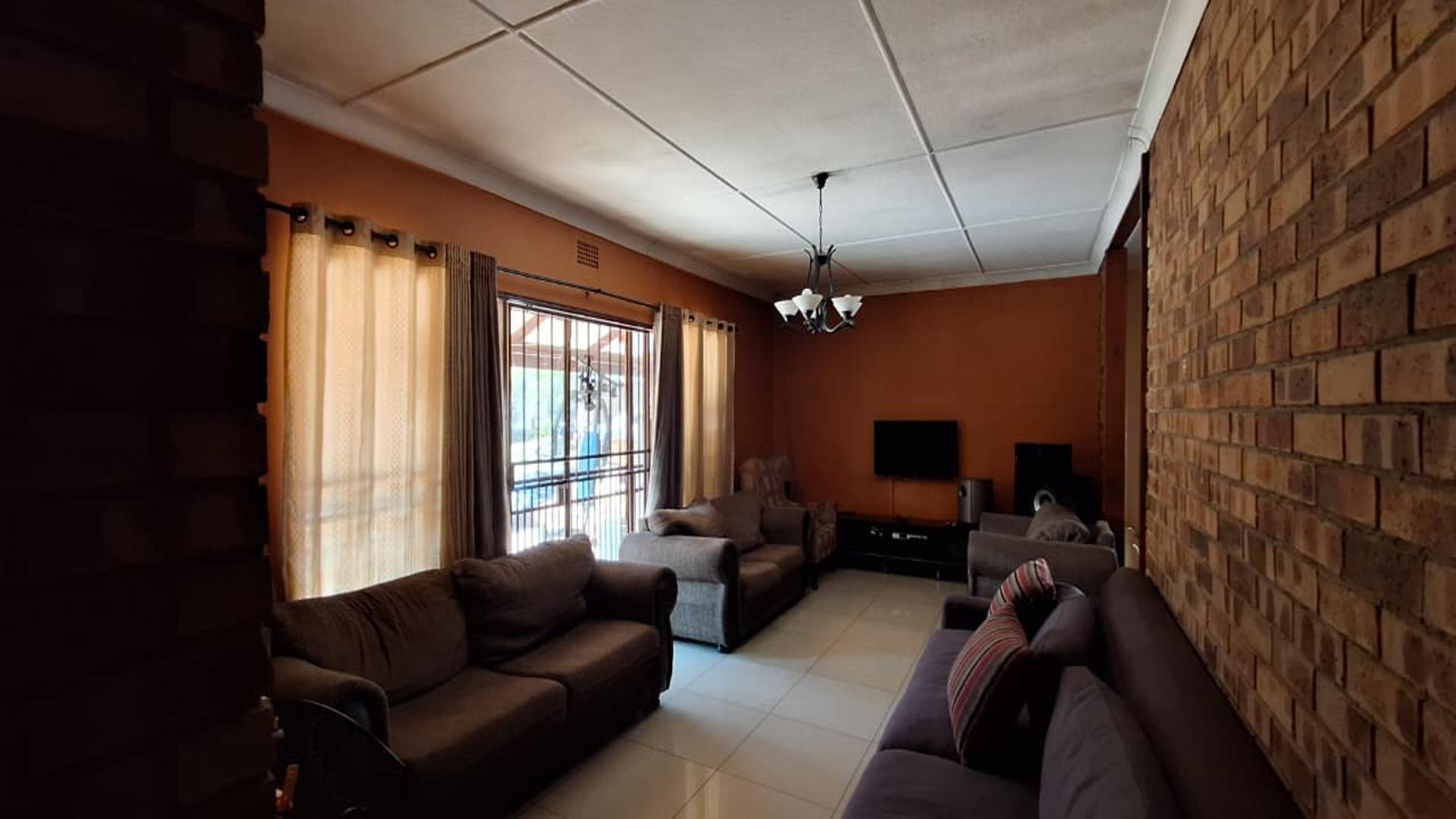 Lounges - 25 square meters of property in Ferndale - JHB