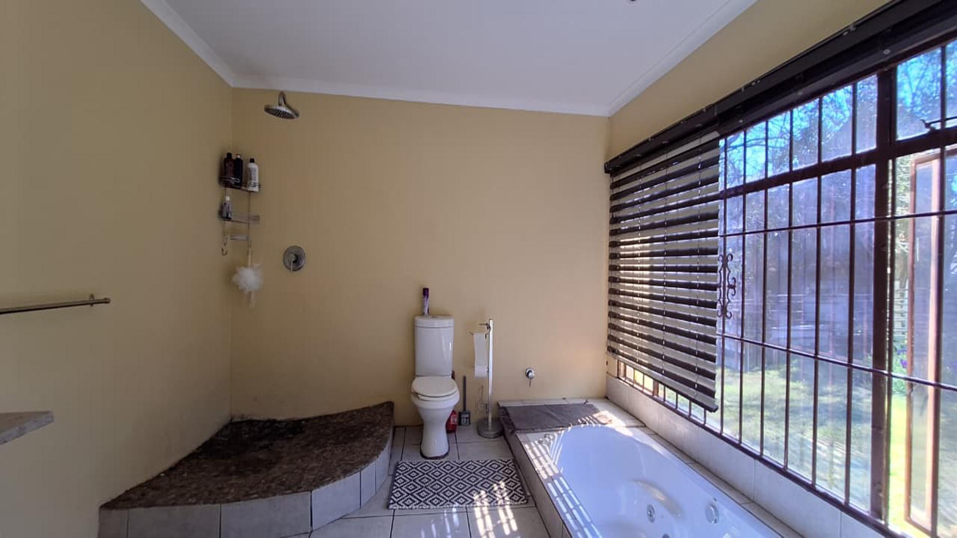 Main Bathroom - 13 square meters of property in Ferndale - JHB