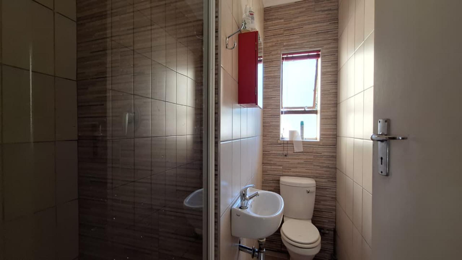 Bathroom 2 - 4 square meters of property in Ferndale - JHB