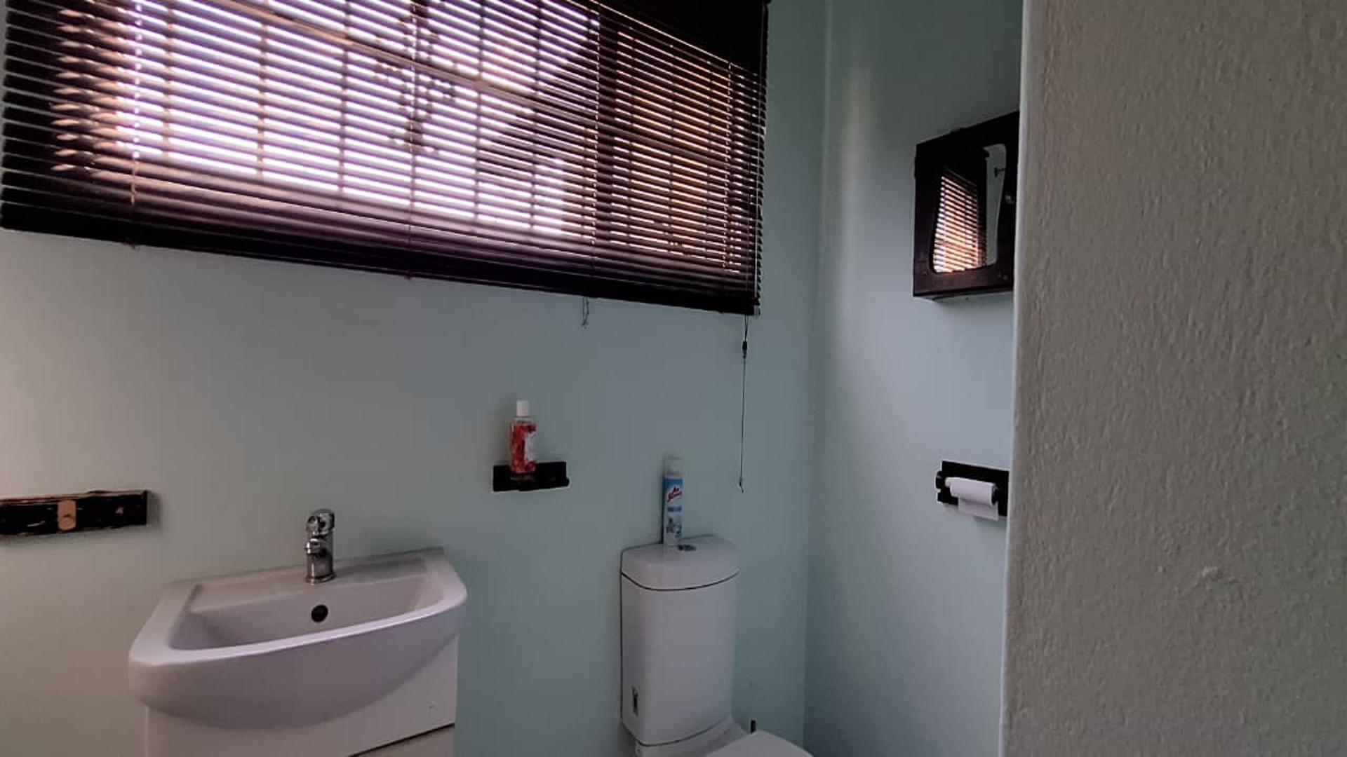 Bathroom 1 - 6 square meters of property in Ferndale - JHB