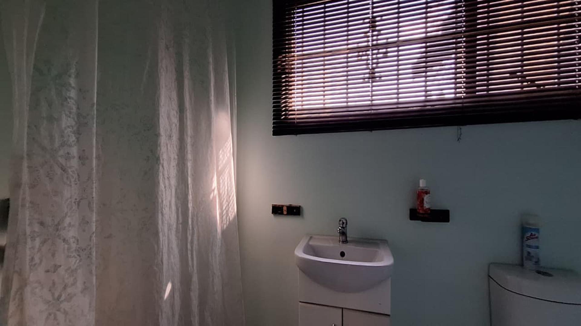 Bathroom 1 - 6 square meters of property in Ferndale - JHB
