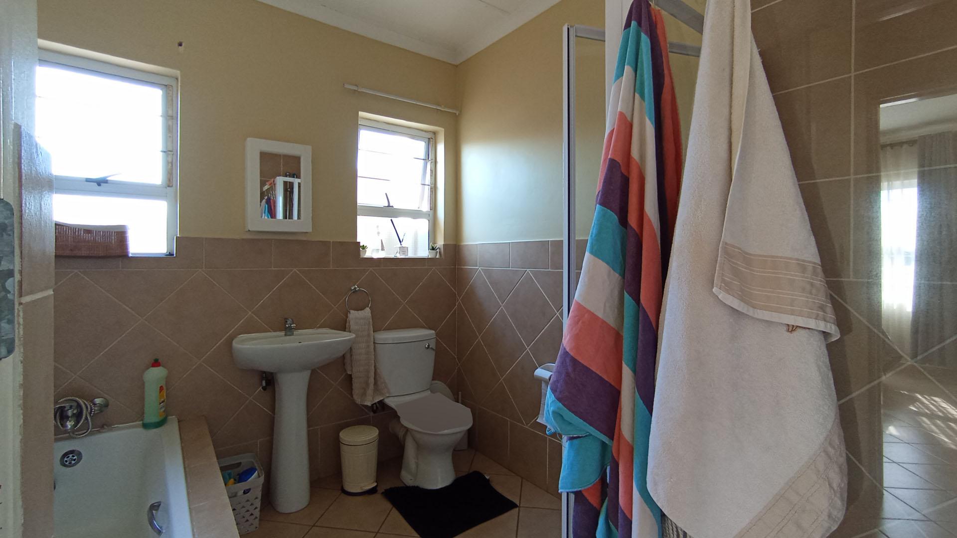 Bathroom 1 - 7 square meters of property in Annlin