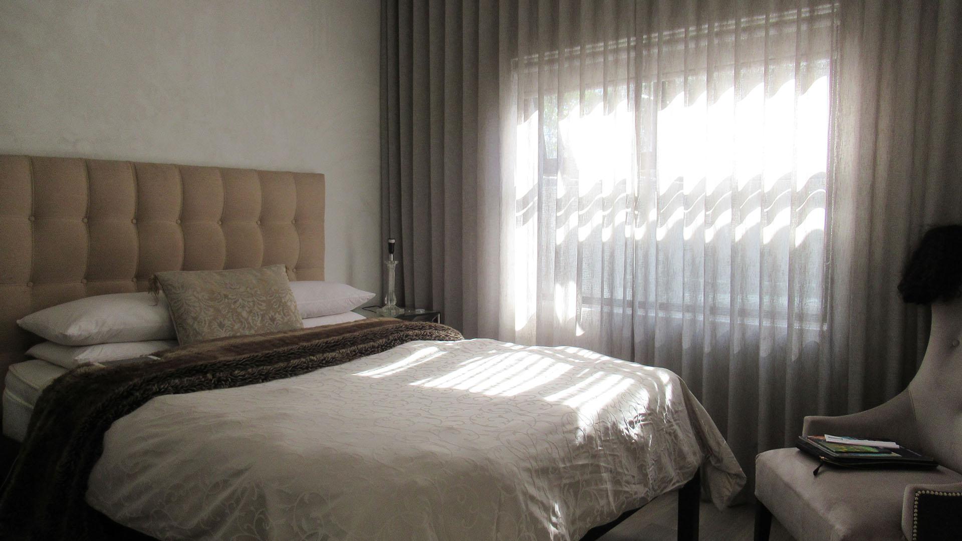 Main Bedroom - 17 square meters of property in Bryanston