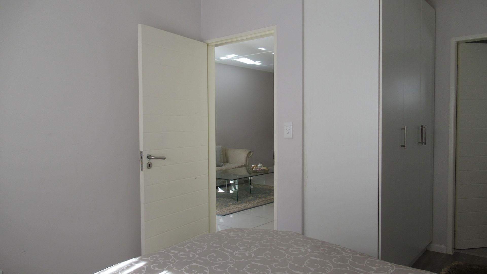 Main Bedroom - 17 square meters of property in Bryanston