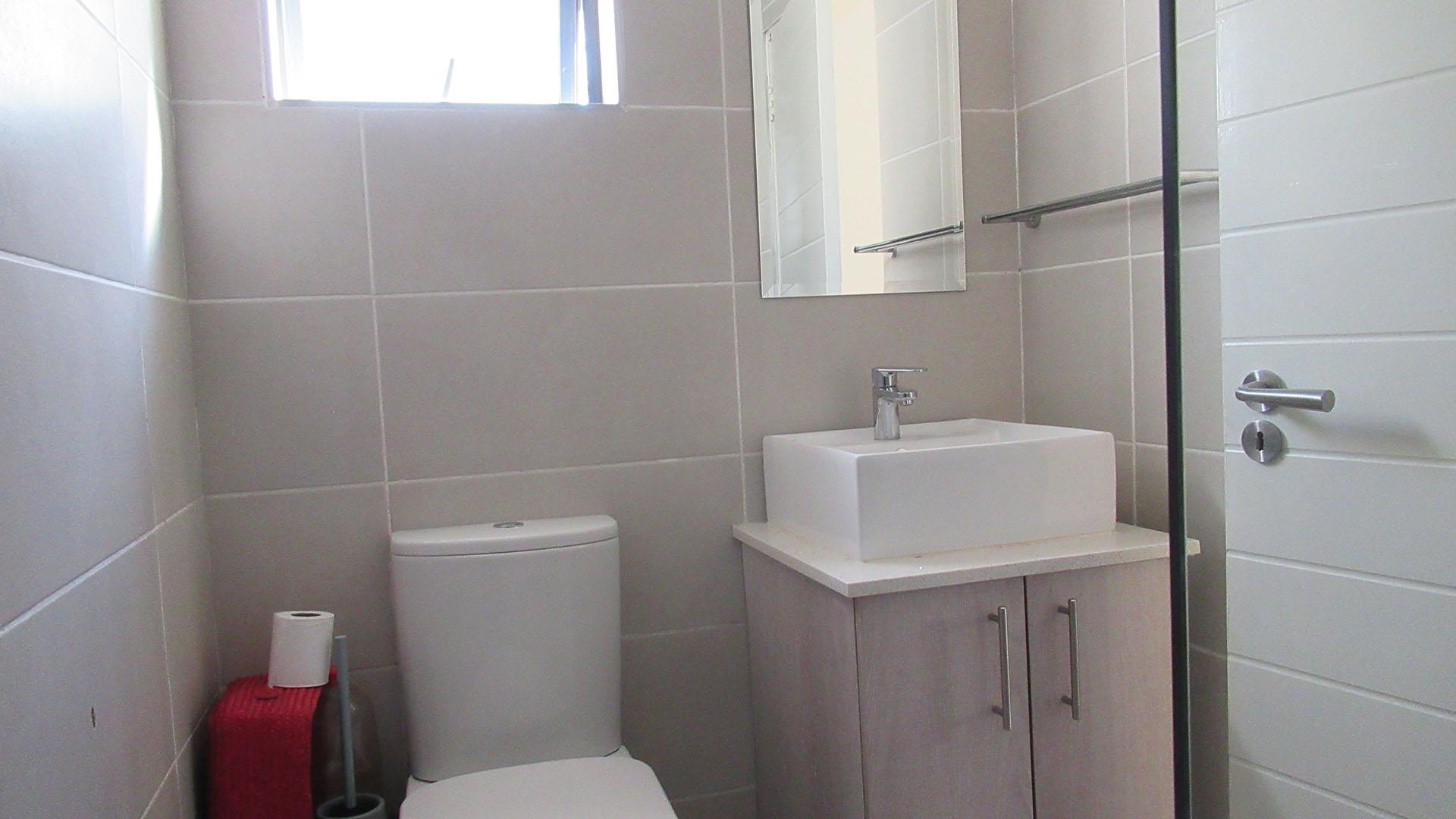 Main Bathroom - 4 square meters of property in Bryanston