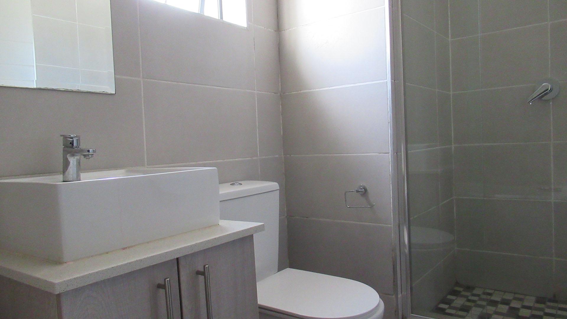 Bathroom 1 - 6 square meters of property in Bryanston