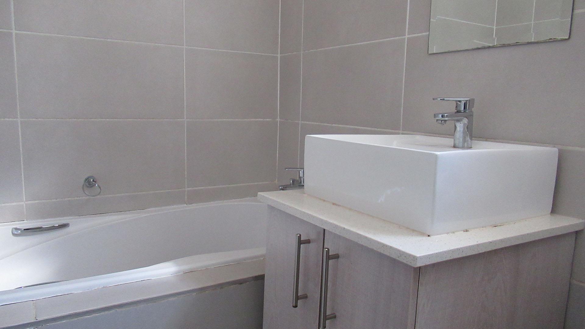 Bathroom 1 - 6 square meters of property in Bryanston