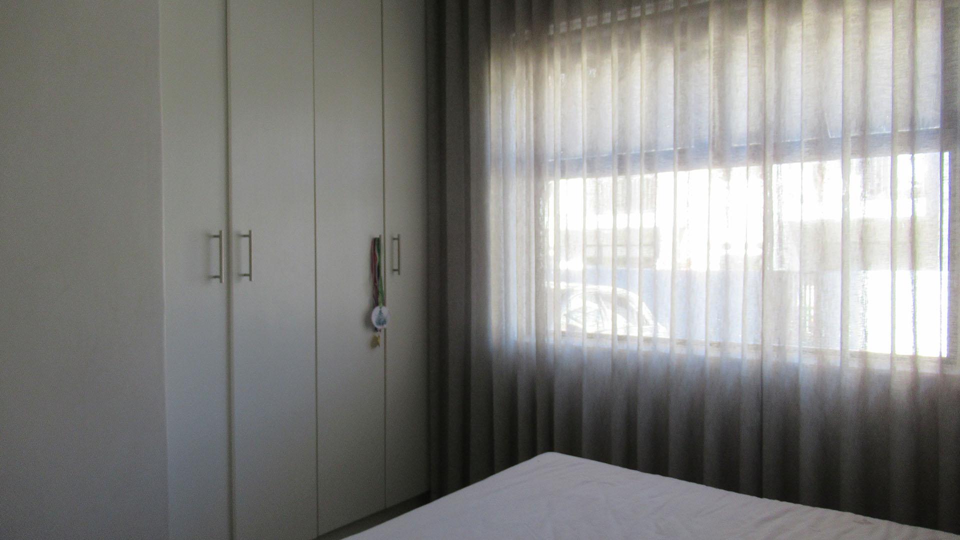 Bed Room 1 - 11 square meters of property in Bryanston