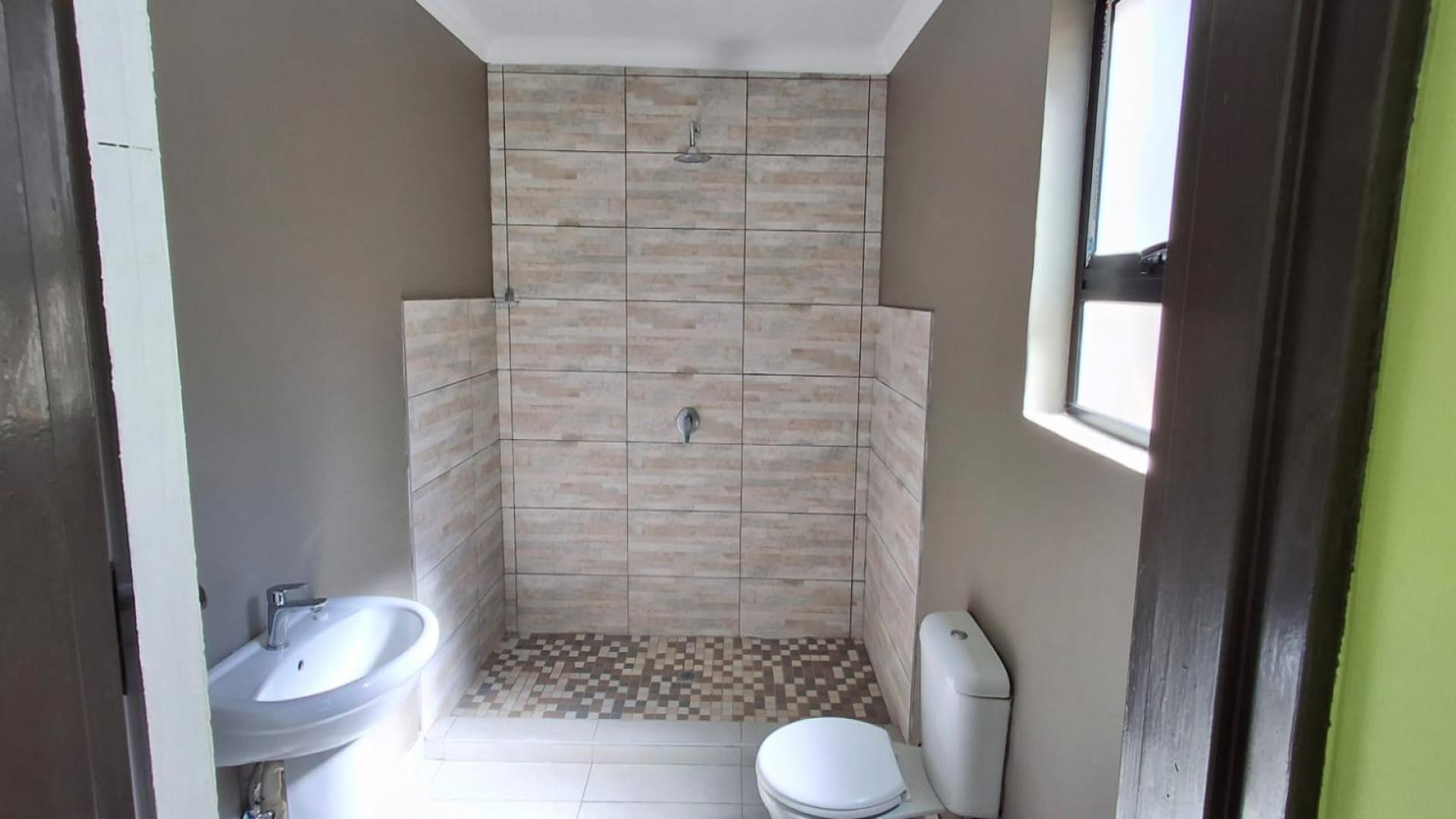 Bathroom 1 of property in Helderkruin