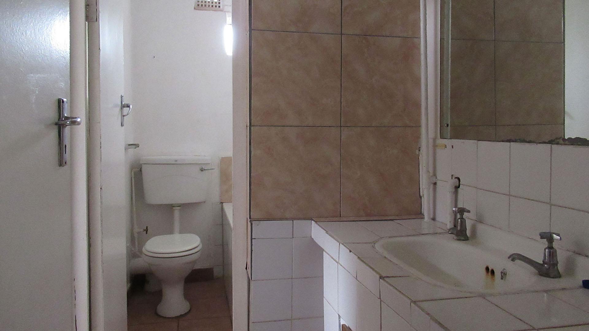 Bathroom 1 - 12 square meters of property in Brixton