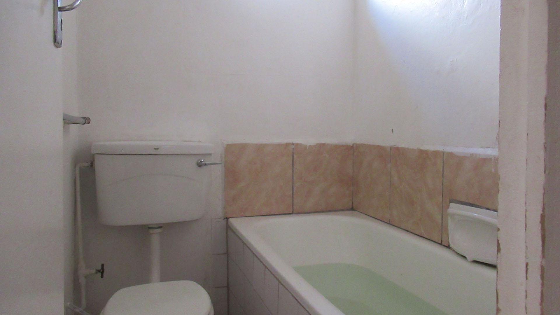 Bathroom 1 - 12 square meters of property in Brixton