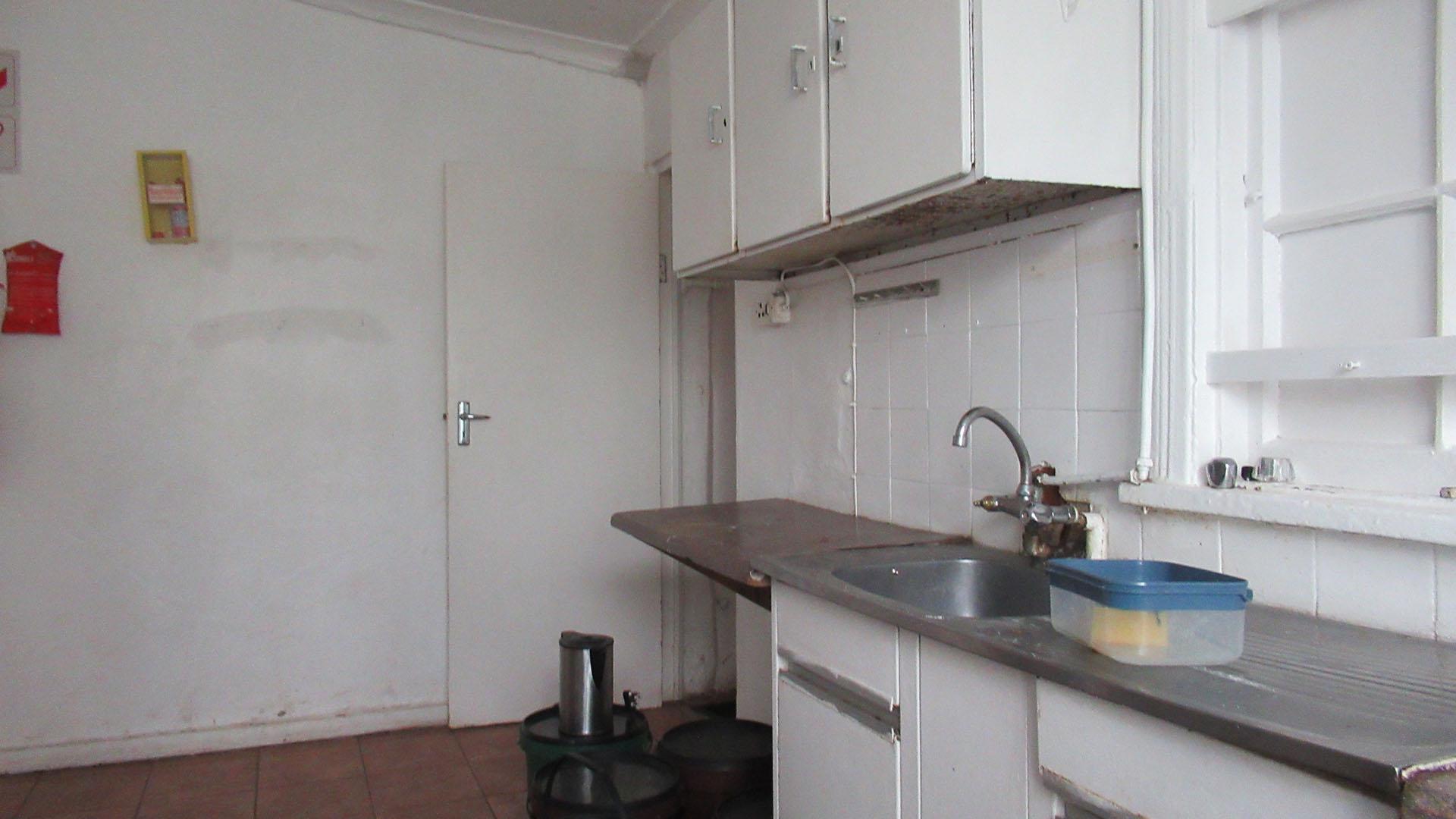 Kitchen - 12 square meters of property in Brixton