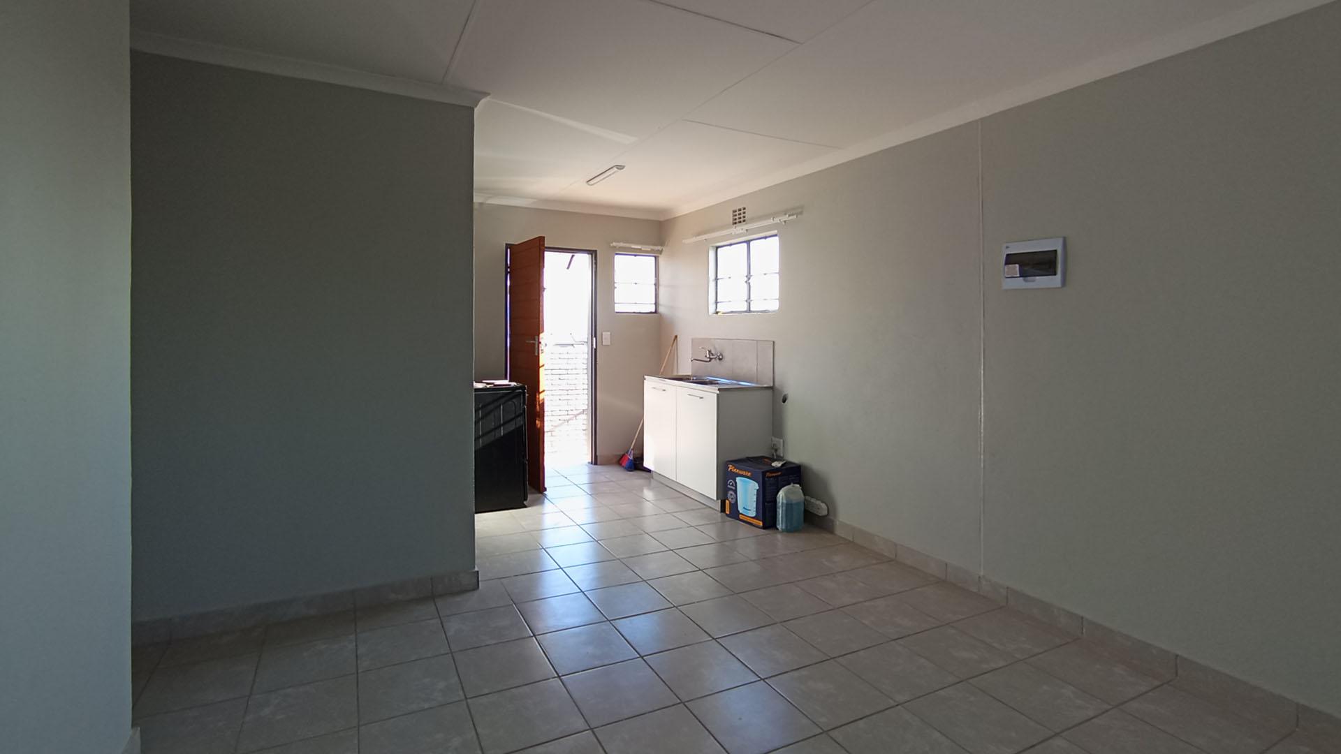 Lounges - 15 square meters of property in Glenway Estate