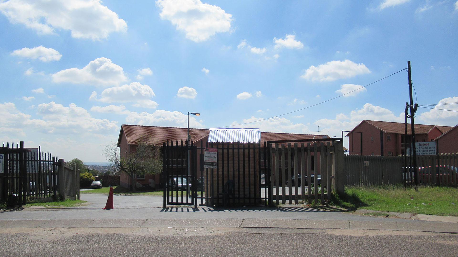 Front View of property in Commercia