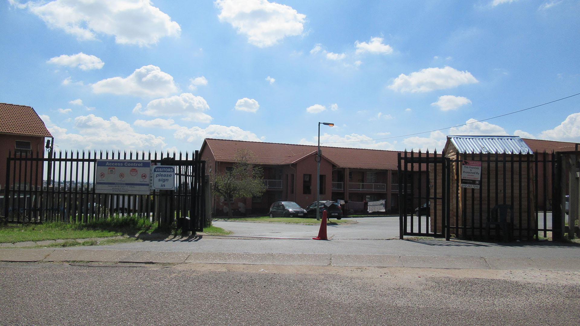 Front View of property in Commercia
